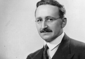 circa 1950:  Austrian-born British political economist Friedrich August von Hayek (1899 - 1992), who with Gunnar Myrdal was awarded the Nobel Prize for Economic Science in 1974.  (Photo by Hulton Archive/Getty Images)
